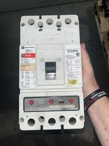 KD3400F CUTLER-HAMMER KD35K 400 AMPS CIRCUIT BREAKER FRAME 3 POLE - Picture 1 of 5