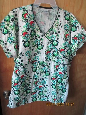 WOMAN'S SMART SCRUBS  TOP SHIRT SCRUB MEDIUM GREEN  BLUE FLOWER  PRINT - Image 1 of 4