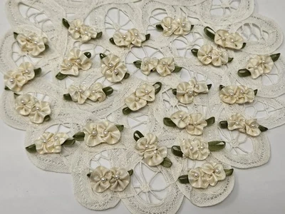 24 Винтажный слоновой кости атласная лента двойной цветы жемчуг бусина центр Craft отделки аппликации - Изображение 1 из 2