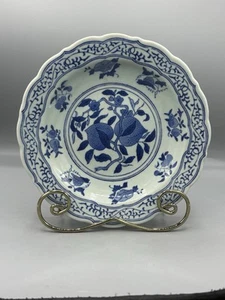 Chinesische Seladon Schale Teller mit blauer Unterglasur Obstmuster & gewelltem Rand - Bild 1 von 5