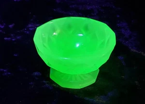 BACCARAT URANIUM OPALINE SMALL PEDESTAL BOWL 4CM X 7CM - Picture 1 of 18