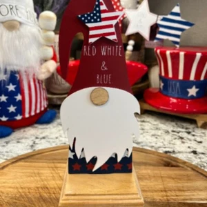 Decoración de mesa patriótica gnomo de madera rojo blanco y azul Rae Dunn - Imagen 1 de 4