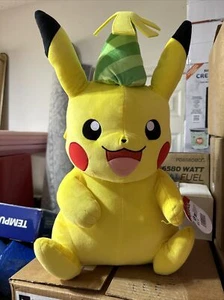 Peluche 24"" Pokemon Pikachu 25° anniversario (Nuovo - SPEDIZIONE VELOCE) - Foto 1 di 2