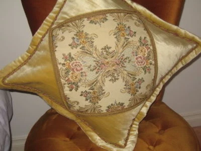 PAIR OF ELEGANT TAPESTRY CUSHION COVER FROM GERMANY - Image 1 of 4