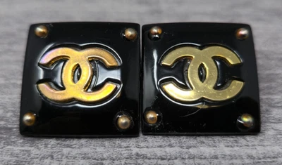 Pendientes de clip cuadrados negros con logotipos de CC de Chanel en tono dorado Foto 1 de 4