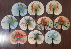 Lotto Vintage di 10 Ventagli a Mano Pieghevole Carta Repubblica Popolare Cinese Decorativi ~ 10" - Foto 1 di 24