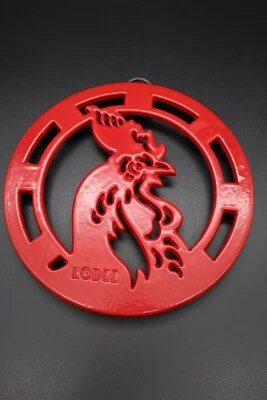 Remache de hierro fundido esmaltado Lodge para ollas calientes gallo rojo granja campo Foto 1 de 4