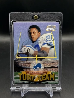 Pinnacle Summit Barry Sanders Turf Team 1996 #/4000 Detroit Lions Salón de la fama Foto 1 de 2