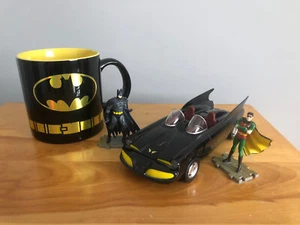 BATMAN & ROBIN, CORGI BATMOBILE, BATMAN COFFEE MUG - 1:24 SCALE - NEAR NEW - Picture 1 of 7