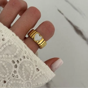 Anillo retro de moda de acero inoxidable Y2K inspirado en oro y corazón blanco de colección - Imagen 1 de 3