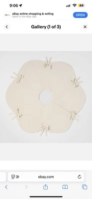 Falda Árbol Navidad Terciopelo Lazo 2025 Umbral Crema Diseñada con Studio McGee Foto 1 de 3