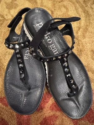 Sandalias de Tanga Pedro Garcia Judith Cristal Tachonado Gamuza Negra Talla 36.5 EE. UU. 6.5 Foto 1 de 4
