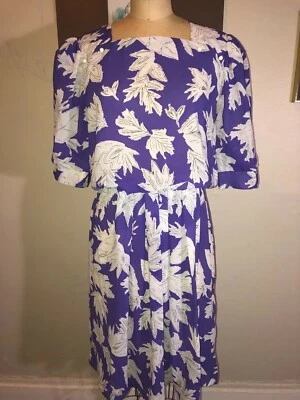 VESTIDO SECRETARIA VINTAGE AÑOS 90 MORADO Y BLANCO HOJA AUDAZ ESTAMPADO FLORAL*S/M Foto 1 de 4