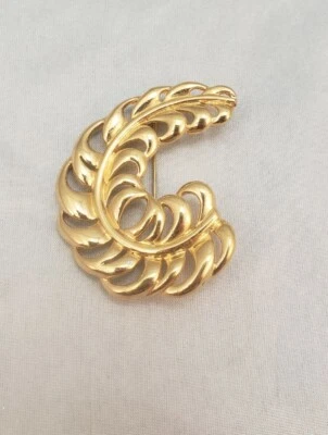 Broche raro grande grosso assinado Monet pluma pena detalhado tom dourado metal - Imagem 1 de 4