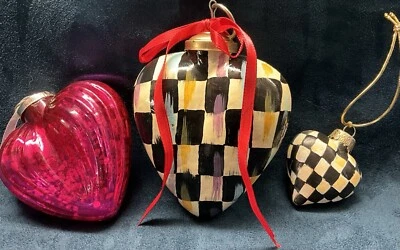 1 coração de vidro framboesa mercúrio e 2 enfeites de Natal coração xadrez preto branco - Imagem 1 de 2