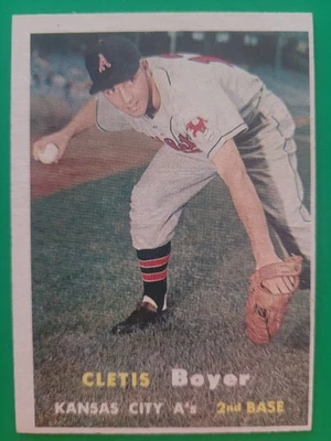 1957 Topps Clete Boyer #121 (RC) Kansas City A's EX+ suave y limpio con gran color Foto 1 de 3