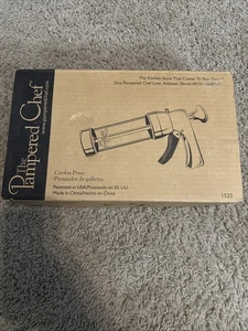 NEW (Box has a small hole) The Pampered Chef 1525 Cookie Press with 16 Discs - Picture 1 of 2