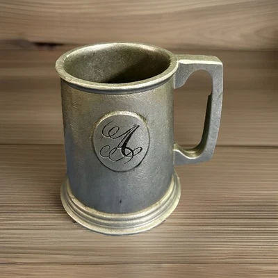 Taza de cerveza de aluminio fundido con letra A Foto 1 de 3