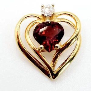 Colgante Corazón Delicado Circonita Cúbica Granate Imitación De Colección Tono Dorado Firmado Corea - Imagen 1 de 5