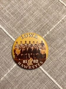 Vintage 1981-82 University of Iowa Hawkeyes Men's Basketball Pin Back Button - Picture 1 of 1