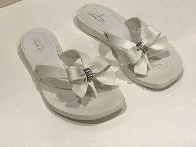 Women’s Blue Fin White Fashion Flip Flops Size 8M - Image 1 of 4