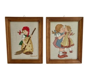 Vintage Hummel gerahmter Kreuzstich 2 Stück kleines Mädchen fegend küssend Puppe - Bild 1 von 9