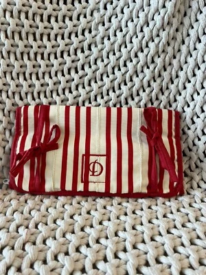 Bolsa enrollable de cosméticos Pottery Barn roja y blanca con monograma "D" Foto 1 de 2