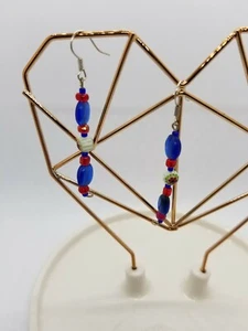 Hand Crafted Beaded Dangling Earrings Blue Red Flower Beads - Bild 1 von 5