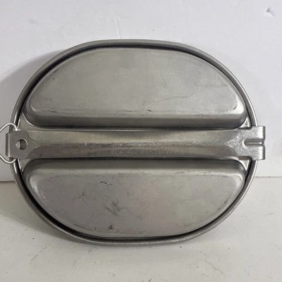 Original Dated 1982 U.S. Army Meat Can Mess Kit-SMP 18789- DLA400-82 W/Utensils - Image 1 of 4