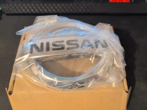 NISSAN QASHQAI J11 MK2 FRONT Emblem Bonnet Badge 62890HV00A NEW GENUINE - Picture 1 of 3