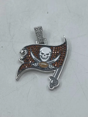 Colgante Oficial GLD x NFL Tampa Bay Buccaneers Chapado en Oro Blanco 14K/Naranja Circonita cúbica Foto 1 de 4