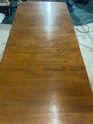 Mesa de jantar vintage Ethan Allen de bordo sólido e bétula com almofada protetora - Imagem 1 de 4