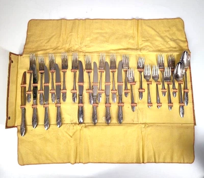 Juego de 26 cubiertos de acero inoxidable Oneida Tudor con organizador/caja de tela - Imagen 1 de 4