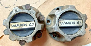 Set WARN 4X 4WD/2WD FRONT WHEEL LOCKING HUBS 1970s? M252? FOUR WHEEL DRIVE JEEP? - Foto 1 di 14