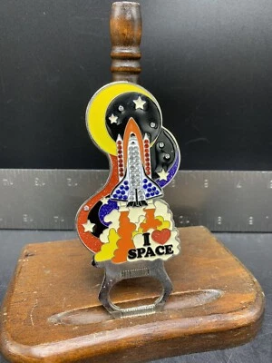 RARO ABRIDOR DE BOTELLAS DE METAL PLACA PLATEADA COHETE DE COLECCIÓN NASA I Love SPACE Foto 1 de 4