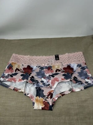 Panty corto de encaje ancho estampado floral rosa tórrido talla grande (0) Foto 1 de 4