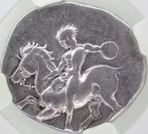 🔥 um 380-334 v. Chr. Kalabrien, Taras (Tarentum) AR Didrachme (Reiter/Delfin) NGC sehr schön - Bild 1 von 18