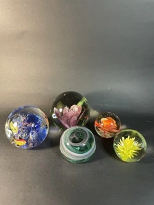 5 Kunst Glas Briefbeschwerer Blumen Fische - Blumen mit Chips - Bild 1 von 24