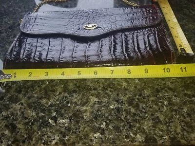 ¿Cocodrilo cocodrilo óptica? Elegante bolso de mano pequeño. Granate. bandolera opcional Foto 1 de 4