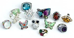 Lote De 13 Anillos Coloridos De Colección Hasta Ahora - Mezcla De Tamaños Metales Y Estilos - Imagen 1 de 2
