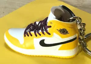 Nuevo Mini 3D AIR JORDAN Zapatillas Zapatillas Llavero Pintado a Mano. Amarillo/blanco/negro - Imagen 1 de 7
