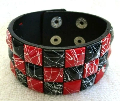 Pulsera de cuero negro tachonado a cuadros línea Crack negra y roja de 9" - ¡Nueva! Foto 1 de 3