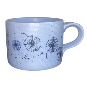 Taza WISH by Anthropologie 14 oz azul texturizada con dientes de león florales - Imagen 1 de 6