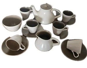 Juego de té Poole Pottery Twintone champiñones y sepia 16 piezas sin usar.de colección. - Imagen 1 de 6