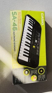 Casio SA-46 Mini Tastiera 32 Tasti, Verde Nero, 100 Toni, 50 Modelli - Foto 1 di 5