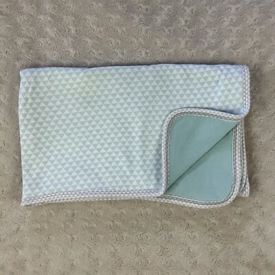 Manta de bebé con estampado de triángulo Skip Hop gris blanco azul reversible algodón Lovey Foto 1 de 4