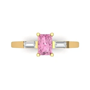 Anillo de compromiso de 3 piedras con diamantes rosas simulados esmeralda de 0,8 quilates, oro amarillo de 14 quilates - Imagen 1 de 11