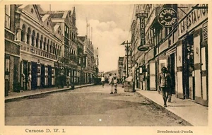 SCARCER STREET SCENE, CURACAO, D.W.I., VINTAGE POSTCARD (T946) - Picture 1 of 2