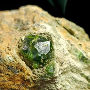 Grüner Demantoid Granat Kristall Präparat Heilkristalle und Steine - Wohndeko - Bild 1 von 13