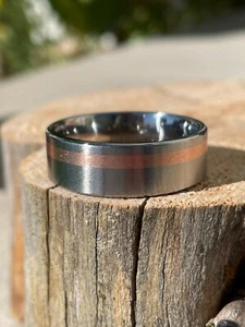 Anello a fascia in titanio a righe di rame, uomo, donna, su ordinazione - Foto 1 di 9